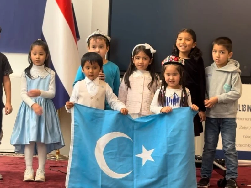 گوللاندىيەدە قوش جۇمھۇرىيەت بايرىمى خاتىرىلەندى