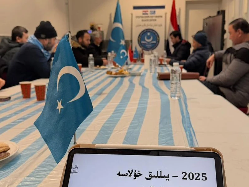 ئۆتكۈزۈلدى  مائارىپ جەمئىيىتى مەسئۇللىرى بىلەن يىللىق خىزمەت دوكلاتى ۋە تەجرىبە ئالماشتۇرۇش يىغىنى