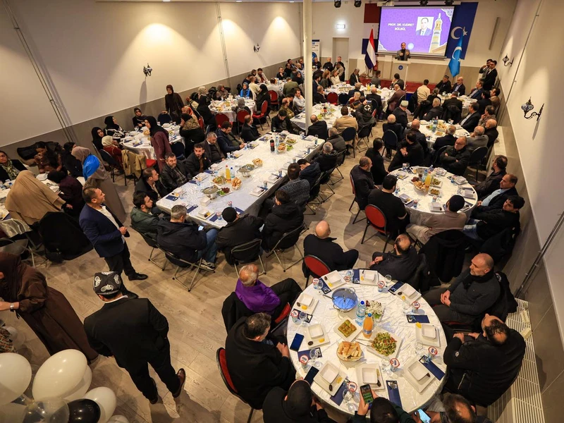 گوللاندىيەدىكى سىياسەتچىلەر ۋە جەمئىيەت رەھبەرلىرى شەرقىي تۈركىستان مائارىپ جەمئىيىتىنىڭ ئىپتار داستىخىنىدا جەم بولدى